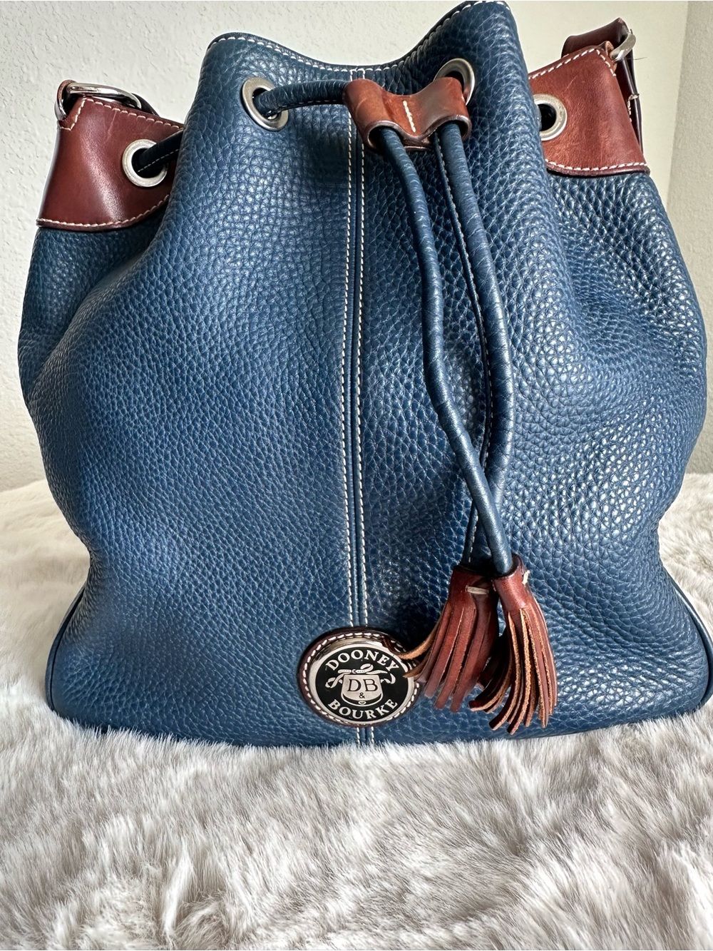 Dooney &‎ Bourke Midnight Blue Drawstring Shoulder Bag Purse Pebbled Leather - Picture 4 of 14